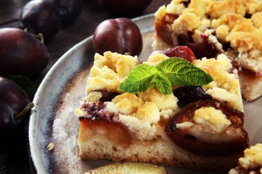 Ahşap arka planda erikli, rustik erikli kek.