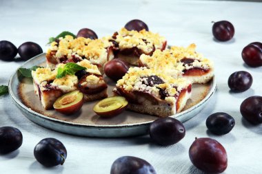 Ahşap arka planda erikli, rustik erikli kek.