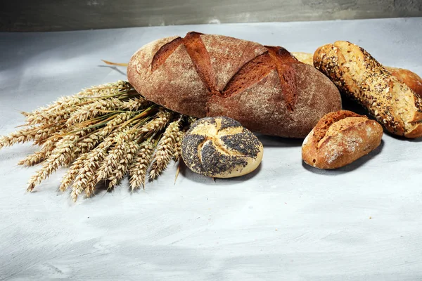 Ekmek ve ekmek çeşitleri gemide yukarıdan alır. Mutfak veya fırın poster tasarımı.