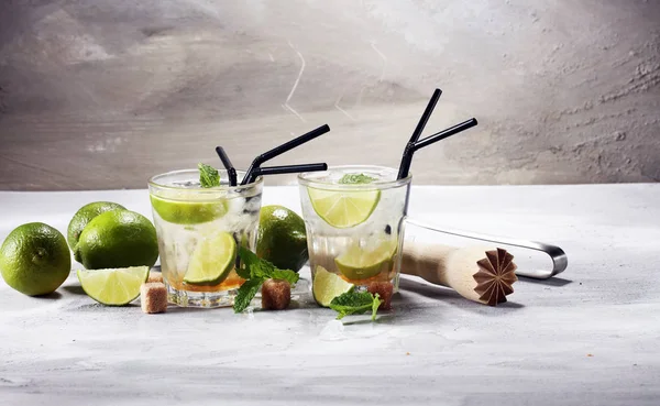 Limon meyve kireç Caipirinha Brezilya. soğuk alkol kokteyl.