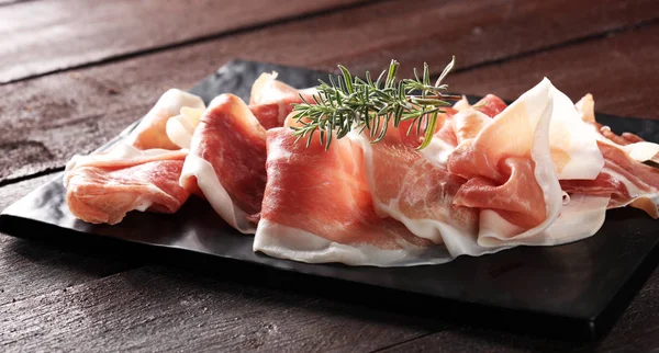 İtalyan prosciutto crudo veya jamon rosemary ile. Ham ham.