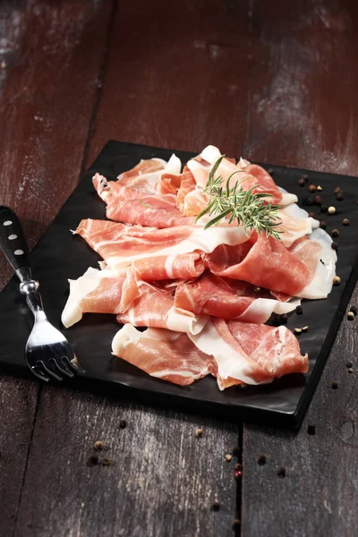 İtalyan prosciutto crudo veya jamon rosemary ile. Ham ham.
