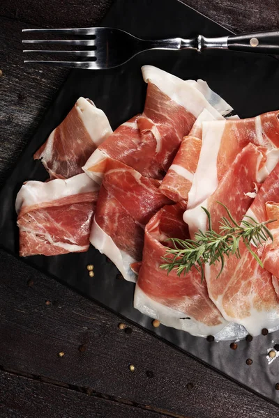 İtalyan prosciutto crudo veya jamon rosemary ile. Ham ham.