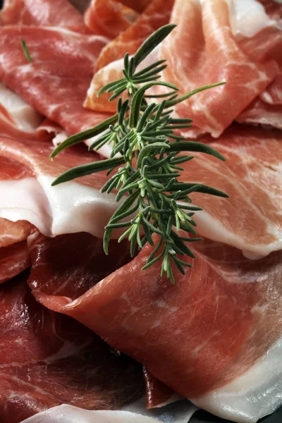 İtalyan prosciutto crudo veya jamon rosemary ile. Ham ham.