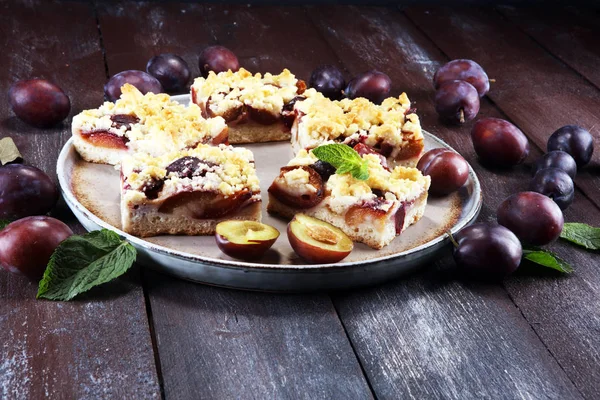 Ahşap arka planda erikli, rustik erikli kek.