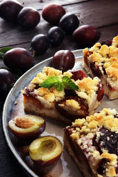 Ahşap arka planda erikli, rustik erikli kek.