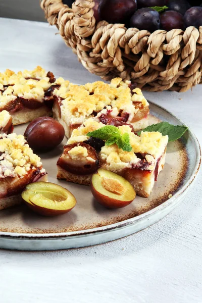 Ahşap arka planda erikli, rustik erikli kek.