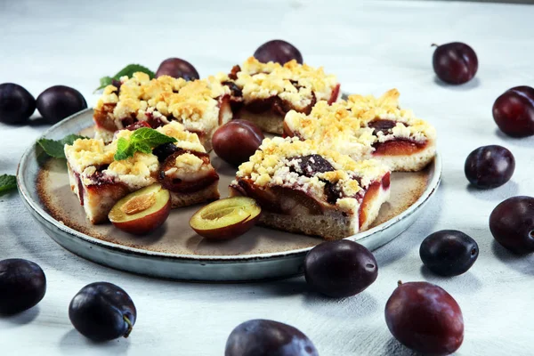 Ahşap arka planda erikli, rustik erikli kek.