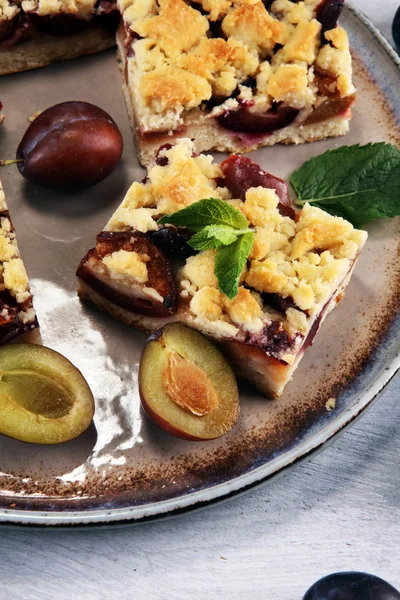 Ahşap arka planda erikli, rustik erikli kek.