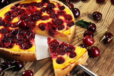 kiraz kek ve kiraz masada bir demet.