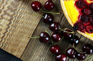 kiraz kek ve kiraz masada bir demet.