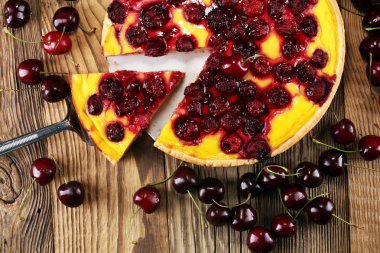 kiraz kek ve kiraz masada bir demet.