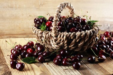 Kırmızı taze kiraz masanın üzerine Cherry.A Grup 