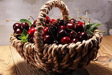 Kırmızı taze kiraz masanın üzerine Cherry.A Grup 