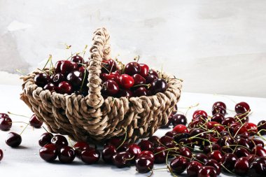 Kırmızı taze kiraz masanın üzerine Cherry.A Grup 