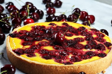 kiraz kek ve kiraz masada bir demet.