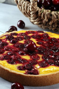 kiraz kek ve kiraz masada bir demet.