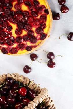 kiraz kek ve kiraz masada bir demet.