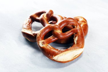 Masada tuz yakın çekim ile Alman simit.