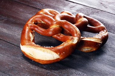 Masada tuz yakın çekim ile Alman simit.