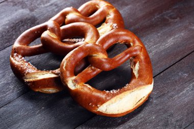 Masada tuz yakın çekim ile Alman simit.