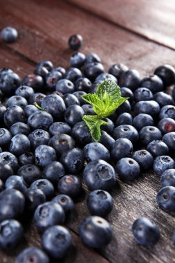 Yaban mersini rustik bir tabloda, sağlıklı beslenme ve beslenme kavramı