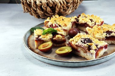 Ahşap arka planda erikli, rustik erikli kek.