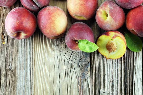 Masada olgun şeftali grubu. Taze şeftali kavramı