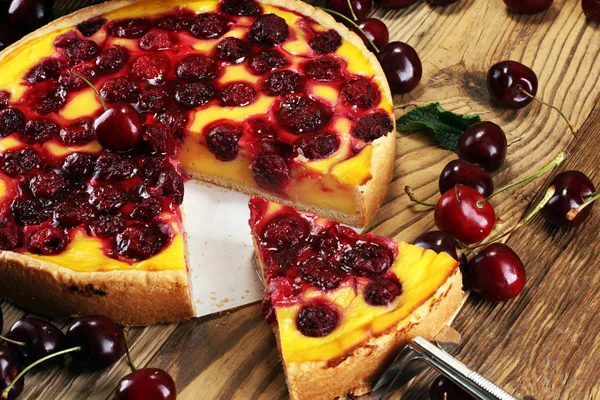 kiraz kek ve kiraz masada bir demet.