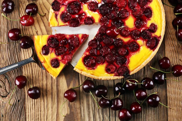 kiraz kek ve kiraz masada bir demet.