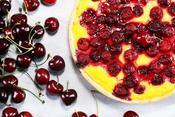 kiraz kek ve kiraz masada bir demet.