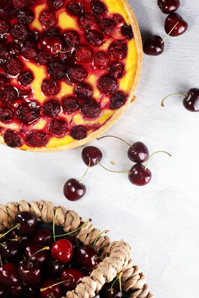 kiraz kek ve kiraz masada bir demet.