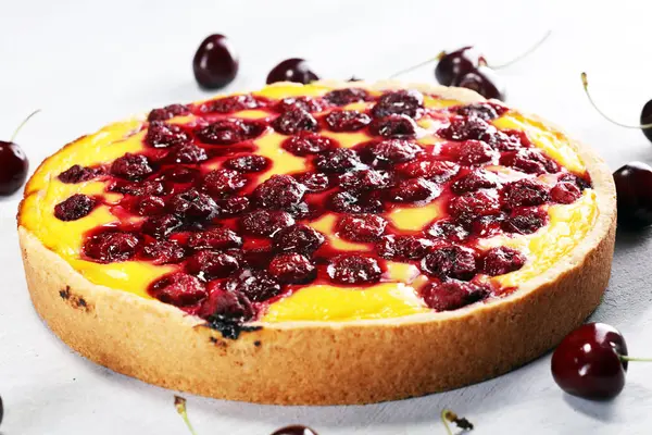 kiraz kek ve kiraz masada bir demet.