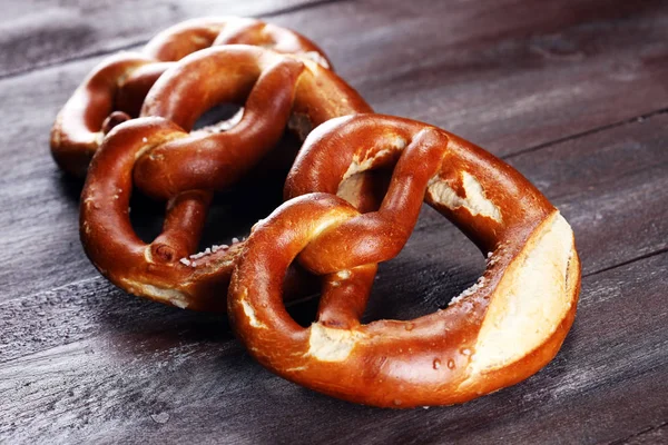 Masada tuz yakın çekim ile Alman simit.