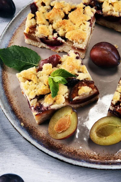 Ahşap arka planda erikli, rustik erikli kek.