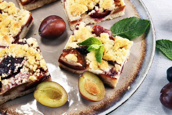 Ahşap arka planda erikli, rustik erikli kek.