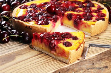 kiraz kek ve kiraz masada bir demet.