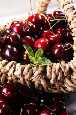 Kırmızı taze kiraz masanın üzerine Cherry.A Grup 