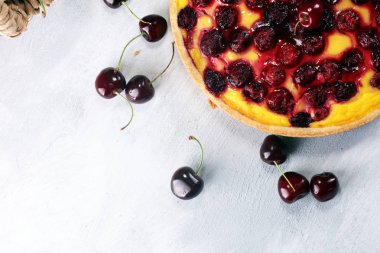 kiraz kek ve kiraz masada bir demet.