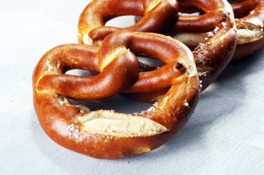 Masada tuz yakın çekim ile Alman simit.