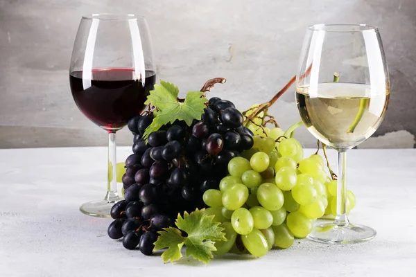 Vinho Tinto Vinho Branco Com Uvas Copos Fundo Rústico — Fotografia de Stock