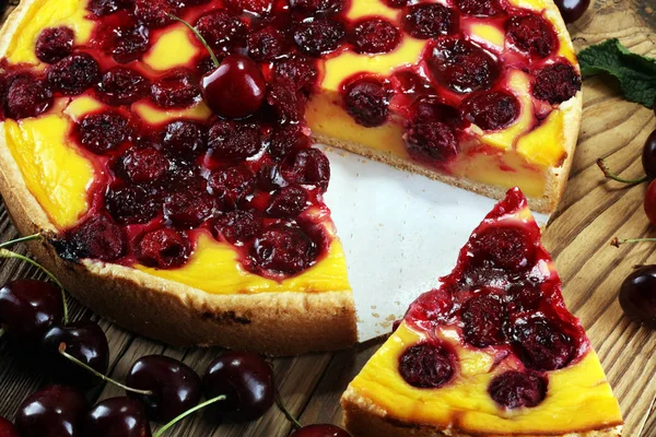 kiraz kek ve kiraz masada bir demet.