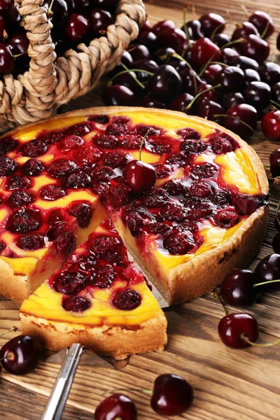 kiraz kek ve kiraz masada bir demet.