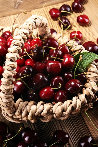 Kırmızı taze kiraz masanın üzerine Cherry.A Grup 