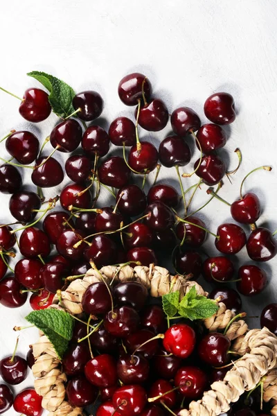テーブルの上の赤いの新鮮なチェリーの Cherry — ストック写真