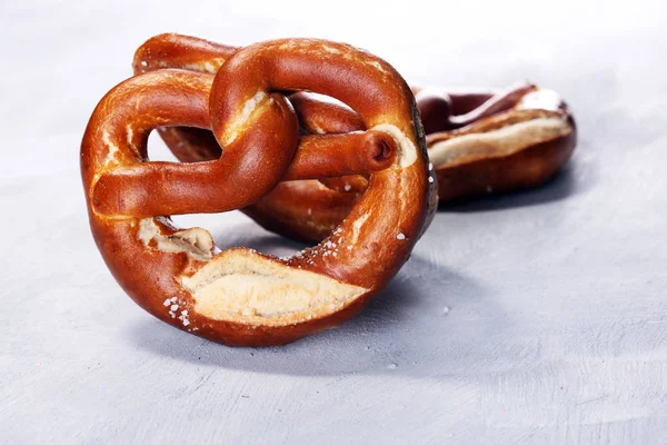 Pretzels Alemães Com Sal Close Sobre Mesa — Fotografia de Stock