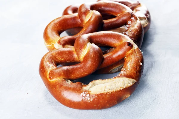 Masada tuz yakın çekim ile Alman simit.