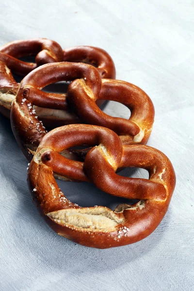 Masada tuz yakın çekim ile Alman simit.