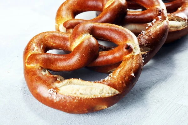 Masada tuz yakın çekim ile Alman simit.