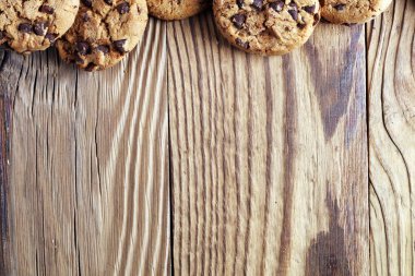 Çikolata kurabiye masada. Çikolatalı kurabiye vurdu
